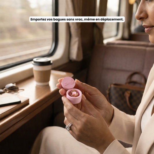 boite a bijoux compacte rose dans la main d'une femme qui voyage dans un train