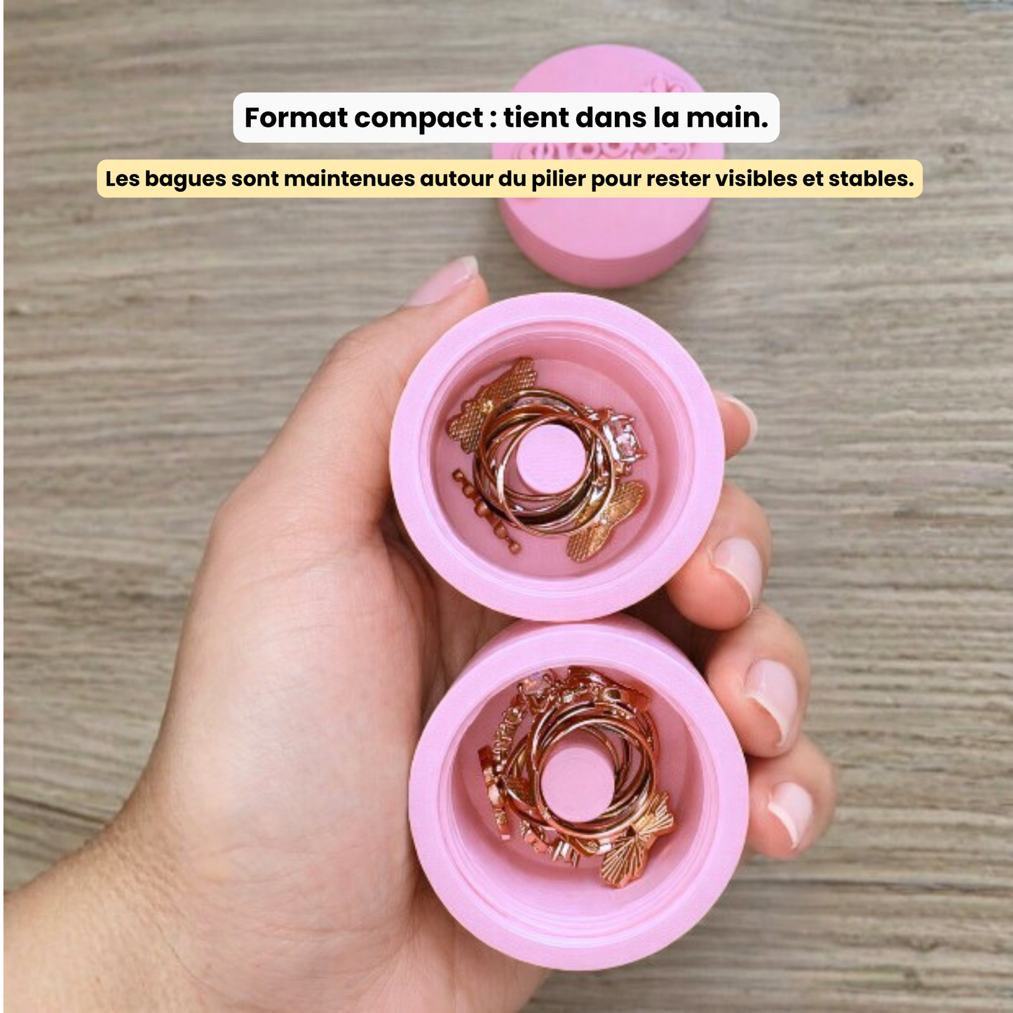 boite a bagues compacte et modulable rosequi tientdans la main d'une femme