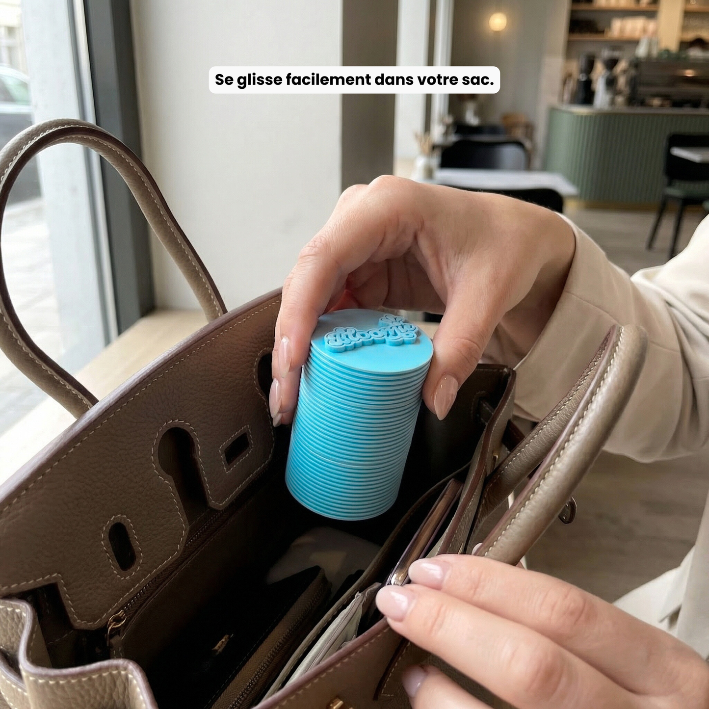 boite a bijoux compacte et modulable bleu dans le sac d'une femme